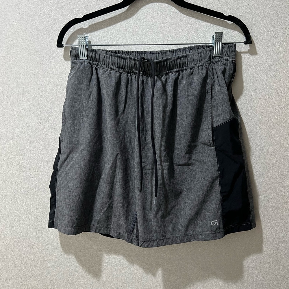 GapFit Men's Gray and Black Athletic Shorts, size medium, EUC, casual, pockets